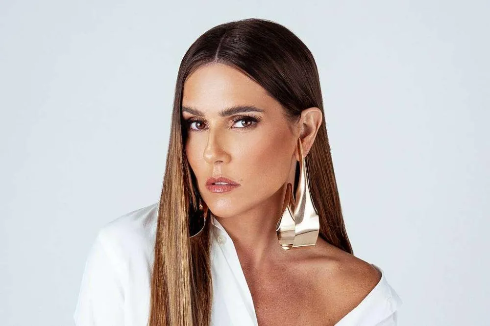 Deborah Secco afirma que foi traída em todos os seus relacionamentos e, por isso, não acredita na monogamia