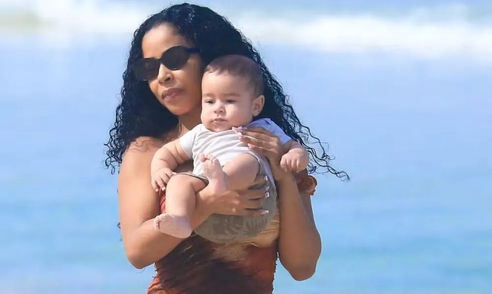 Lorena Maria é flagrada curtindo a praia com o filho após polêmicas da separação com MC Daniel