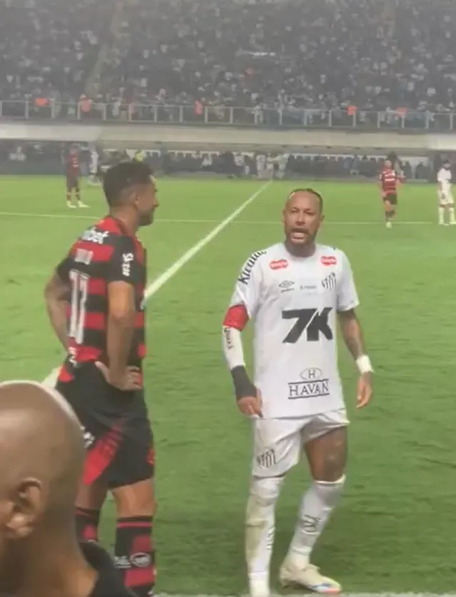 Neymar viraliza após defender jogador do Flamengo de xingamentos da torcida do Santos; assista
