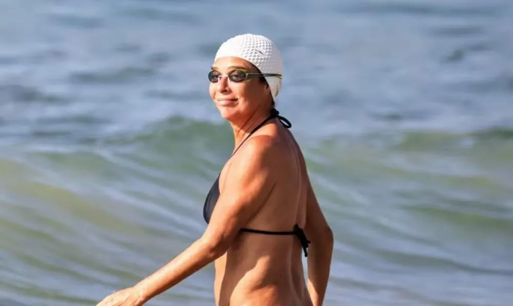 Andrea Beltrão é clicada praticando natação em mar aberto; veja