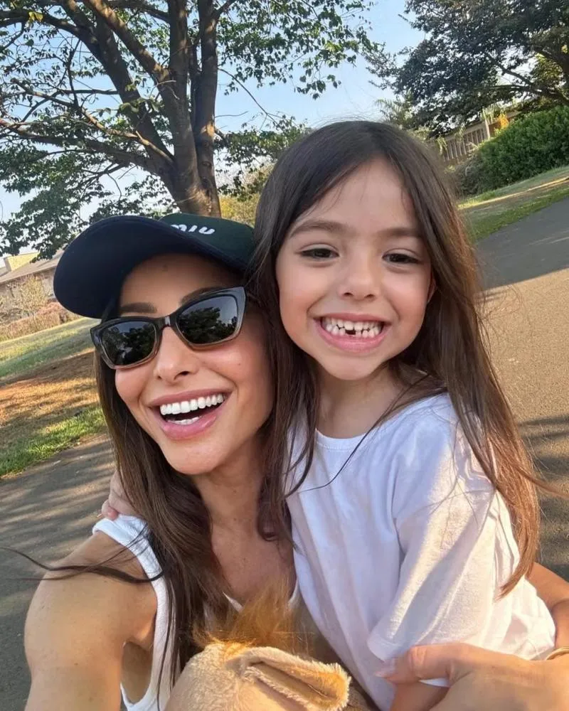 Sabrina Sato presenteia filha com colar rastreador e questiona: “Será que exagerei?”