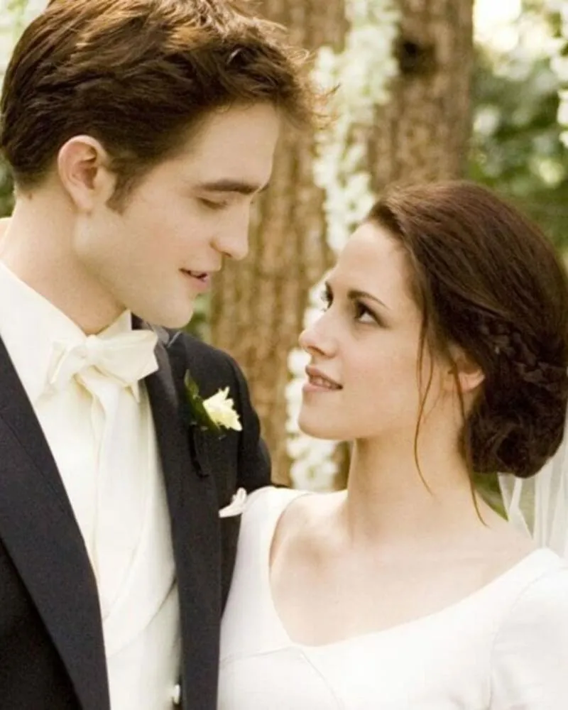 Robert Pattinson revela que odiou cenas de sexo com Kristen Stewart em 'Crepúsculo': “Papel de bobo”