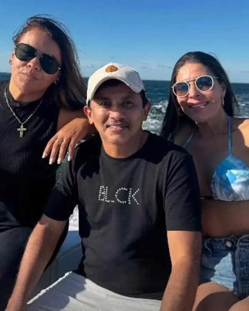 Após separação, Manoel Gomes curte passeio de lancha com mulheres nos EUA