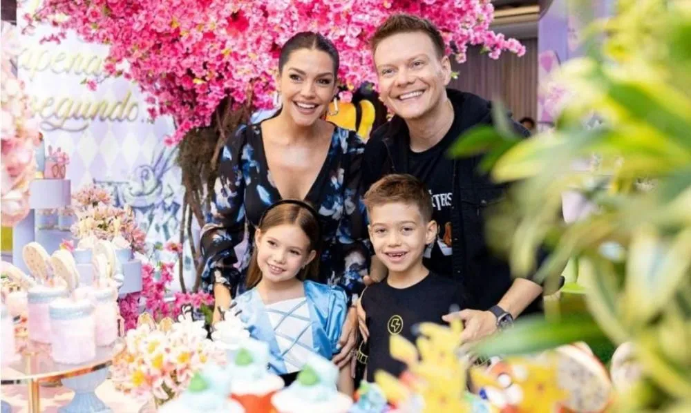 Thaís Fersoza e Michel Teló recebem uma surpresa dos filhos em comemoração aos 10 anos de casamento; confira