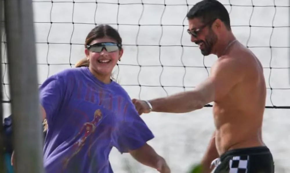 Cauã Reymond aproveita dia de praia ao lado de Sofia, sua filha com Grazi Massafera; veja
