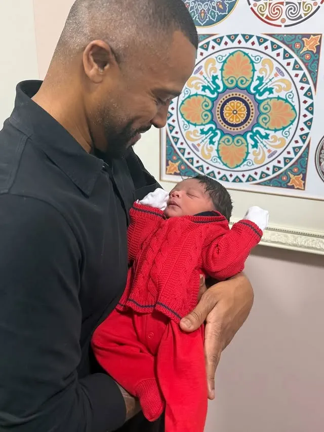 Alexandre Pires comemora nascimento do primeiro neto: 'Colinho do vovô!'