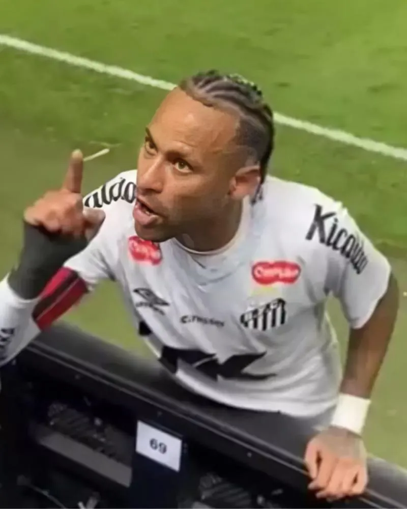 Neymar viraliza após discussão com torcedor do Santos na Vila Belmiro: “Cala a sua boca!”