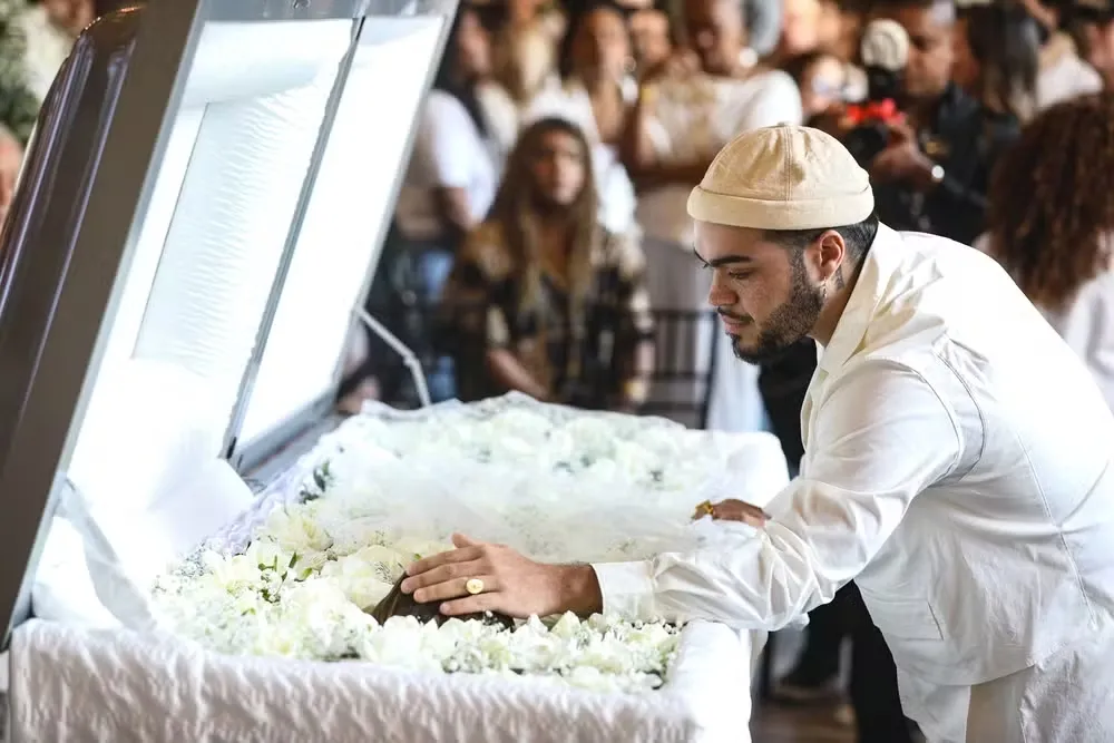 Filho de Preta Gil, Francisco Gil é amparado por amigos no velório da mãe no Rio