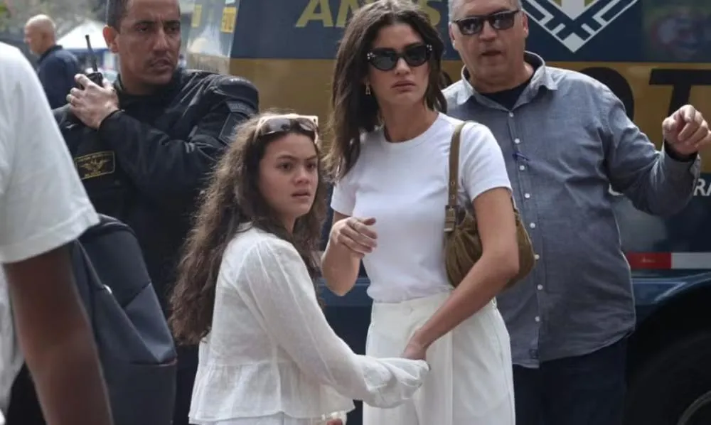Neta de Preta Gil, Sol de Maria, e sua mãe chegam ao velório da cantora no Rio