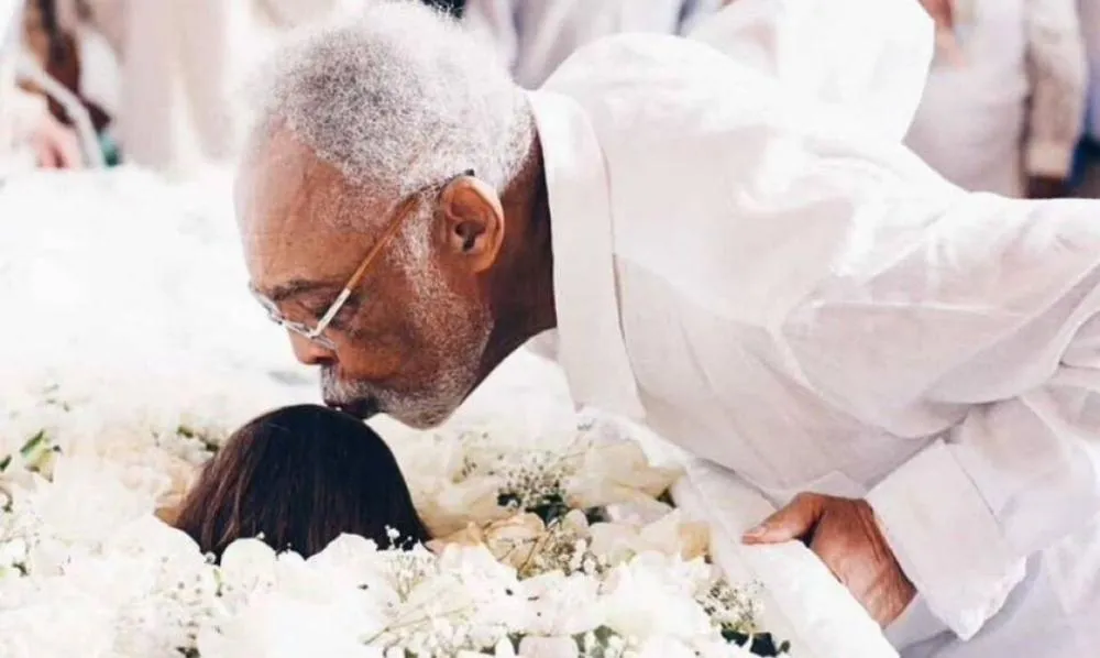 Gilberto Gil beija pela última vez a testa de sua filha, Preta Gil