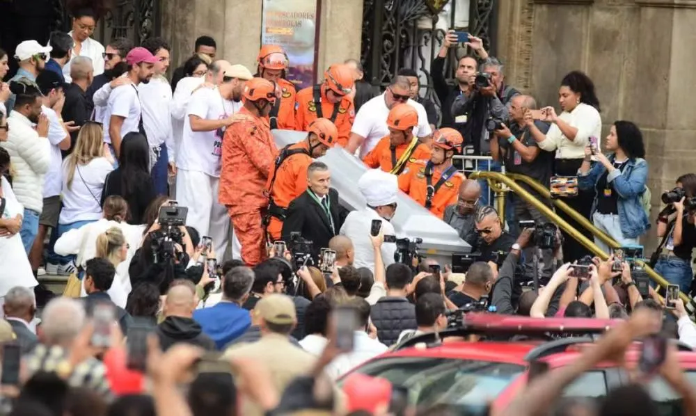 Corpo de Preta Gil é levado em cortejo que seguirá até o cemitério para cremação