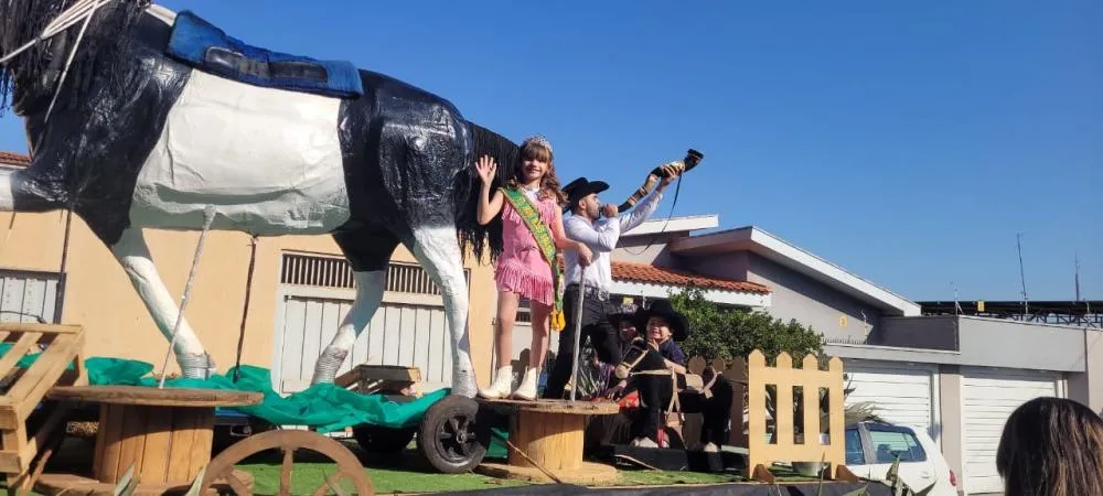 Alycia Vitória Soares brilha no desfile de 167 anos de Pitangueiras como Mini Miss Brasil 2025