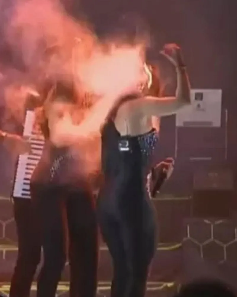 Cantora tem cabelo atingido por fogo durante show em Pernambuco; assista