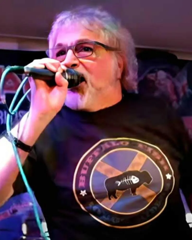 Paul Mario Day, primeiro vocalista do Iron Maiden, morre aos 69 anos