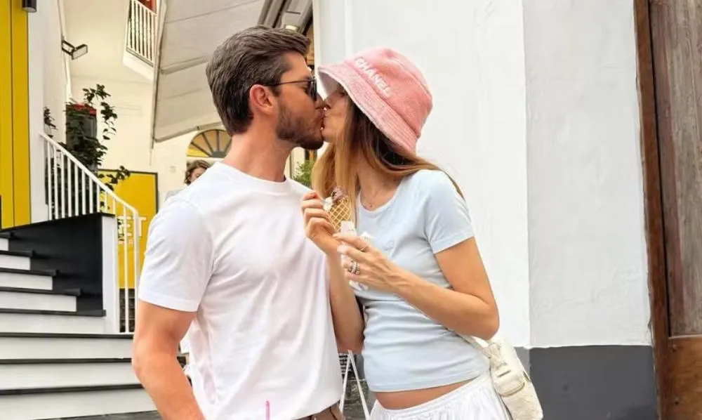 Camila Queiroz deixa barriguinha de grávida à mostra em viagem com Klebber Toledo pela ítália; veja