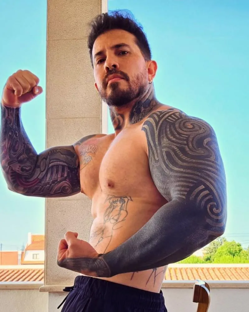 Influenciador se arrepende de harmonização íntima e cogita desfazer procedimento: “Exagerei”