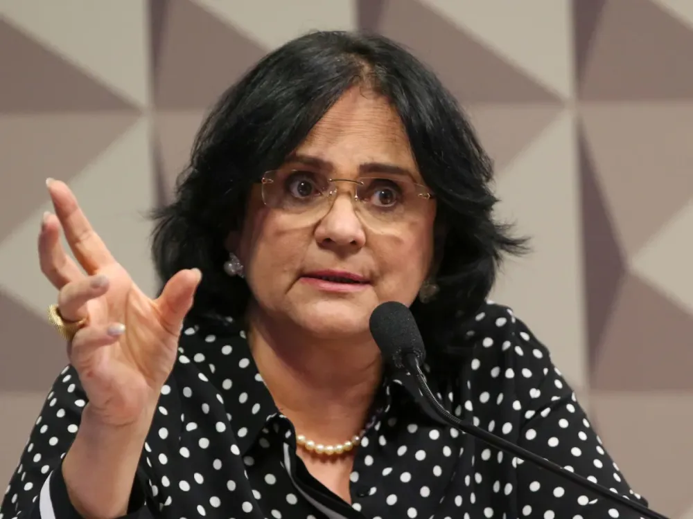 Damares surpreende e defende cota para trans: “Tenho pautas com o movimento gay”