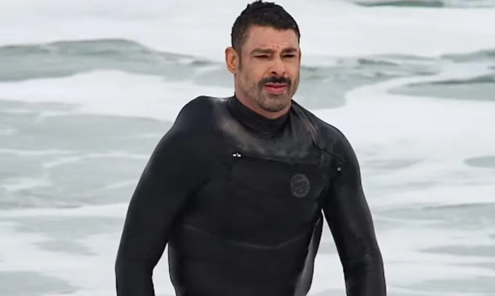 Cauã Reymond se aventura em ondas gigantes em praia no Rio; veja