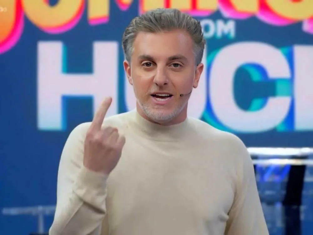Luciano Huck é detonado após falar de gravidez no 'Domingão' com Tati Machado e Lexa no palco