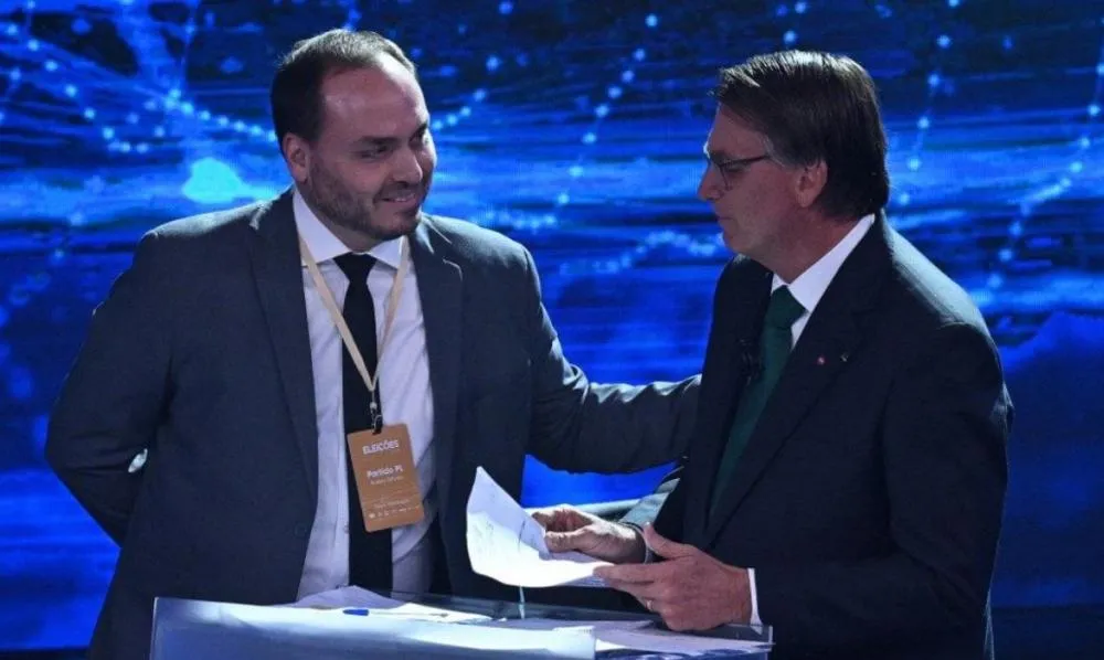 Carlos Bolsonaro passa mal e é internado após prisão domiciliar do pai, Jair Bolsonaro