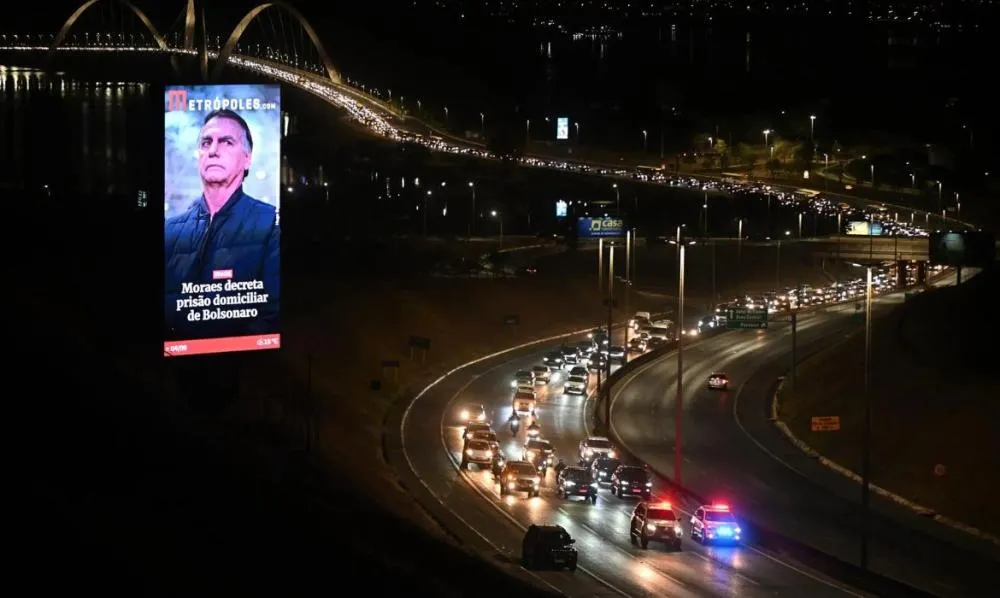 Apoiadores de Jair Bolsonaro fazem buzinaço em Brasília contra o STF após prisão do ex-presidente