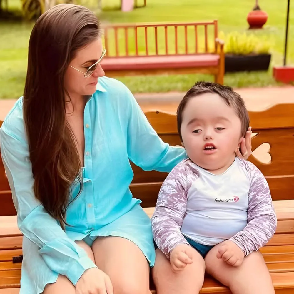 Com texto emocionante, nora de Ratinho fala sobre maternidade atípica e apresentador responde: “Meu neto querido”