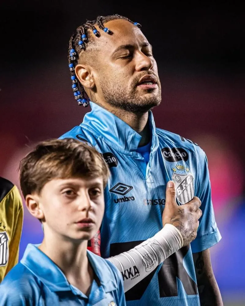 Neymar volta a viralizar ao discutir com jornalistas após vitória do Santos; assista