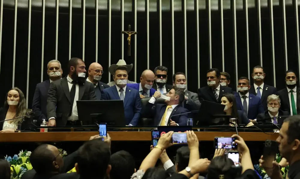 Clima tenso: Parlamentares ocupam plenários em protesto contra prisão de Bolsonaro e decisões do STF