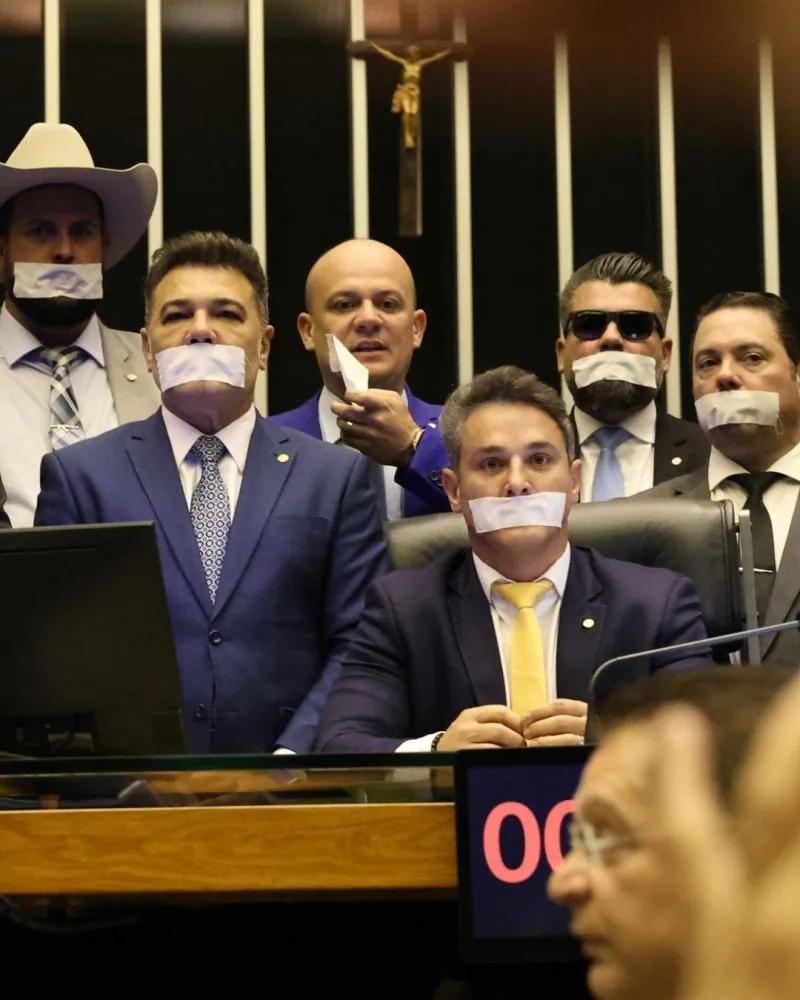 Senador acorrentado, bebê no plenário e guerra declarada a Moraes: as 30 horas de manifestação da direita no Congresso