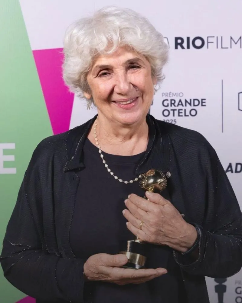 Aos 76 anos, Juliana Carneiro assume relação com diretora de teatro: “Minha esposa”