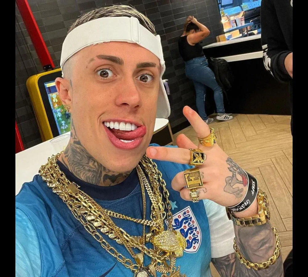 MC Daniel causa polêmica ao brincar sobre tamanho do órgão sexual do filho que ainda não nasceu: 'Três pernas'