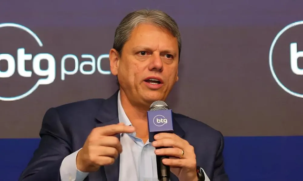 Tarcísio escancara críticas contra Lula e afirma que precisa 'trocar de piloto' para melhorar o Brasil