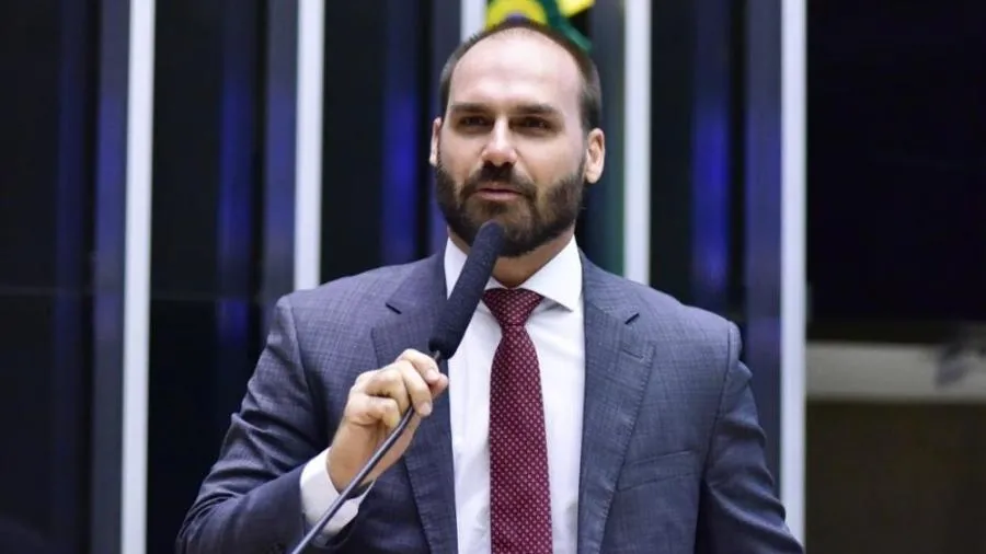 Líder petista não cansa e faz novo pedido de cassação contra Eduardo Bolsonaro