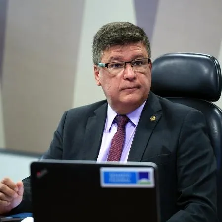 Oposição derrota governistas e elege Carlos Viana presidente da CPI mista do INSS