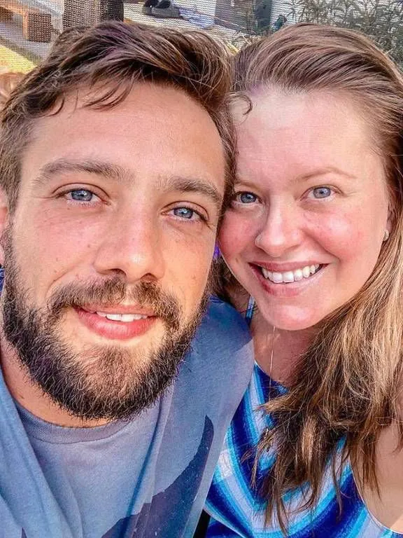 Entenda toda a treta envolvendo o ex-casal Mari Bridi e Rafael Cardoso; ele foi acusado de abandonar os filhos 