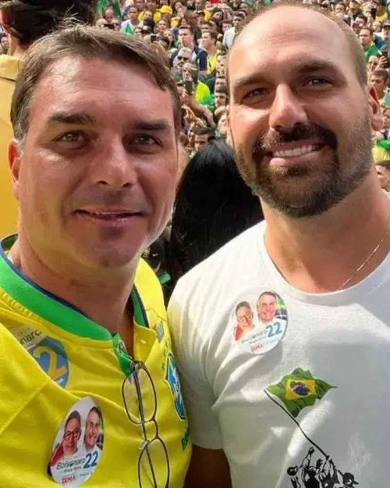 Flávio minimiza xingamentos de Eduardo a Jair Bolsonaro: “Calor da emoção”