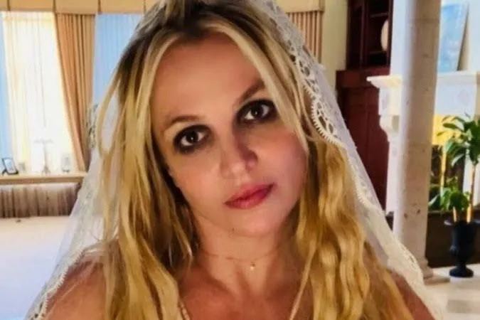 Quem é a famosa que surpreendeu os fãs ao aparecer vestida de noiva dizendo ter se casado consigo mesma