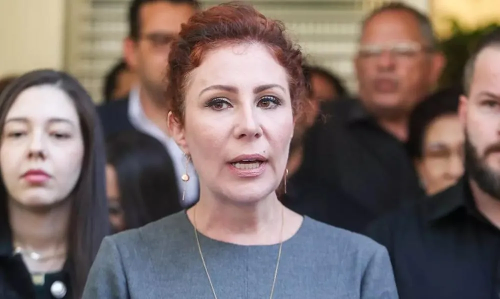 Sem decisão decretada pela Justiça, Carla Zambelli segue presa após audiência na Itália