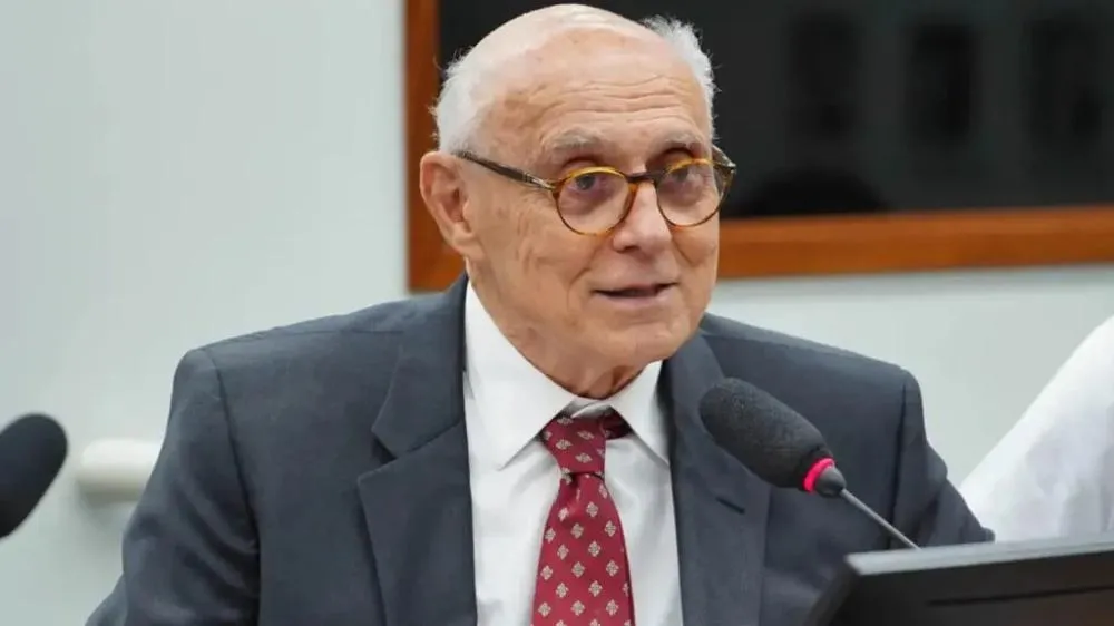 Eduardo Suplicy passa mal e é internado às pressas em hospital do Rio