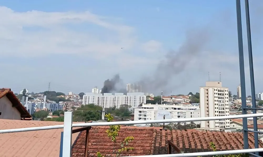 Incêndio de grandes proporções atinge galpão na zona oeste de São Paulo