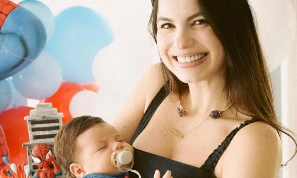 Sthefany Brito solta o verbo após seguidora criticá-la por dar muito colo aos filhos: “Chata! Mal-amada!”