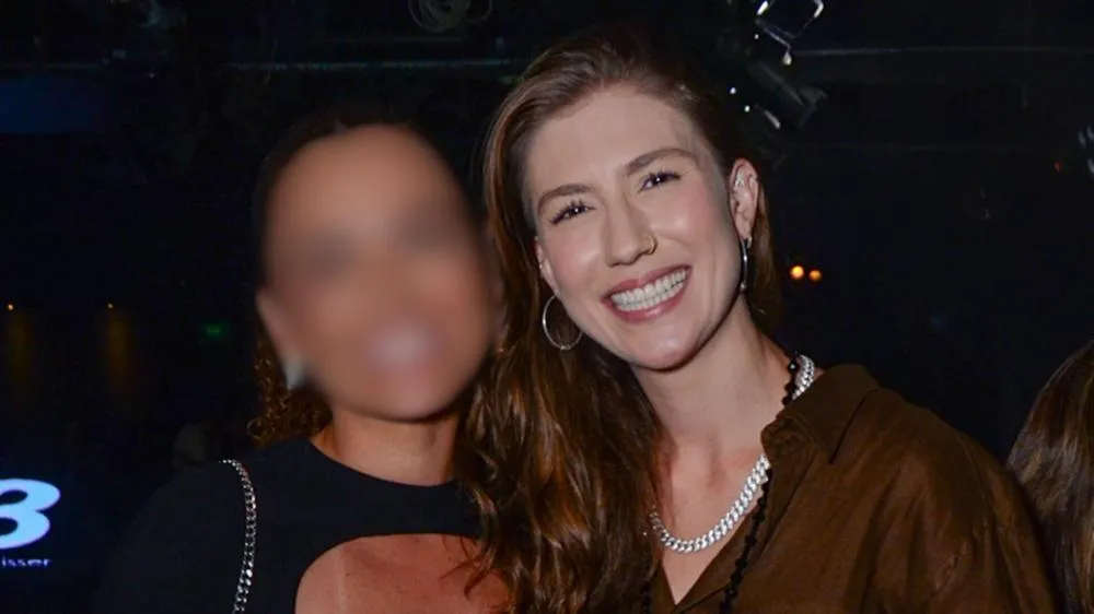 Quem é a esposa de Bruna Viola? Cantora faz rara aparição com a amada em evento badalado