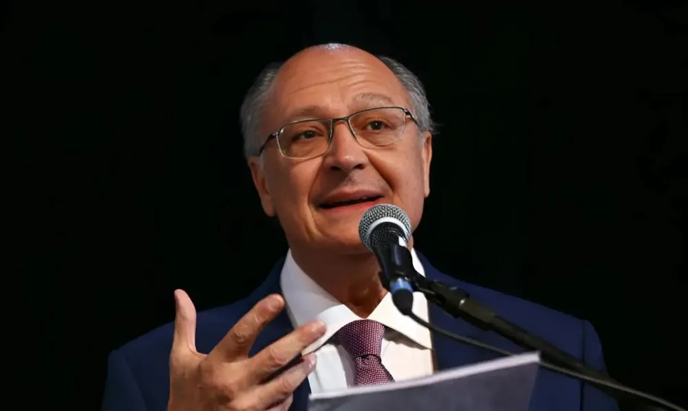 Avião que levava Alckmin e comitiva do governo sofre falha em parada na Colômbia