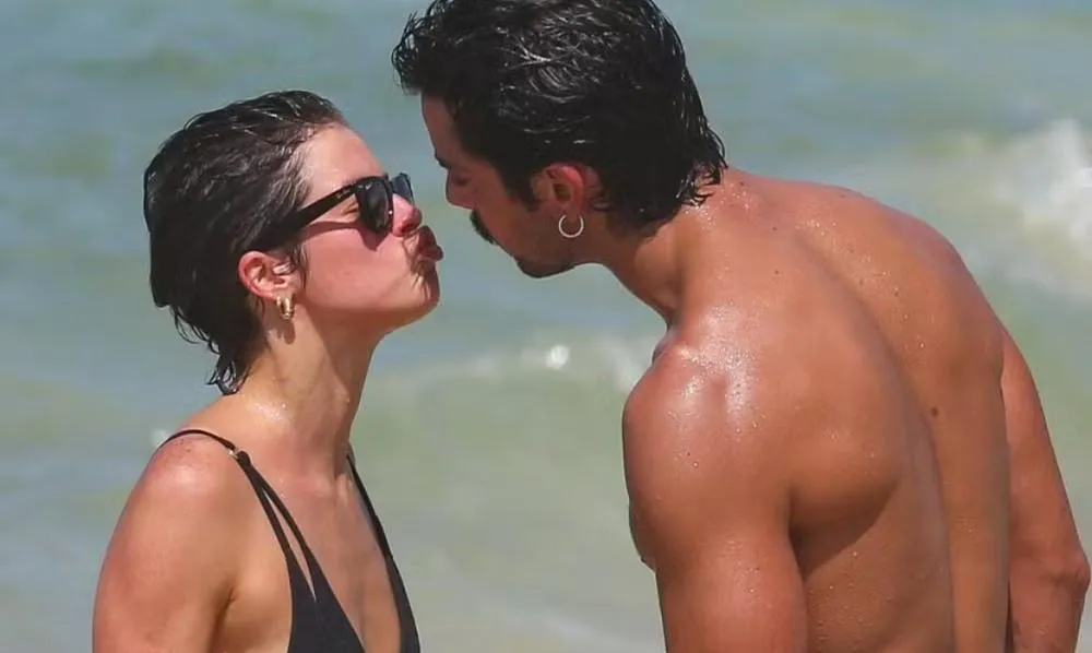 Em meio às gravações de “Mania de Você”, Agatha Moreira marca presença em praia em clima de romance com Rodrigo Simas