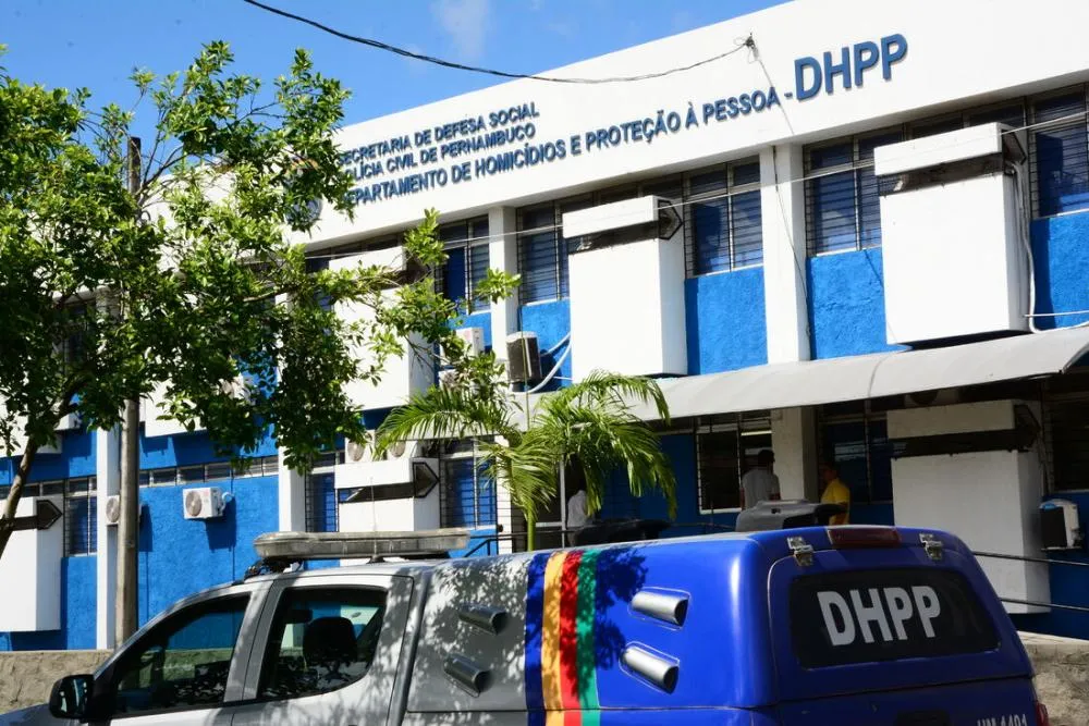 Criança de 2 anos morre e permanece 24 horas no sofá; pais que são irmãos não socorreram o filho