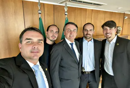 Bolsonaro recebe filhos Jair Renan e Carlos em sua casa no primeiro dia de julgamento no STF