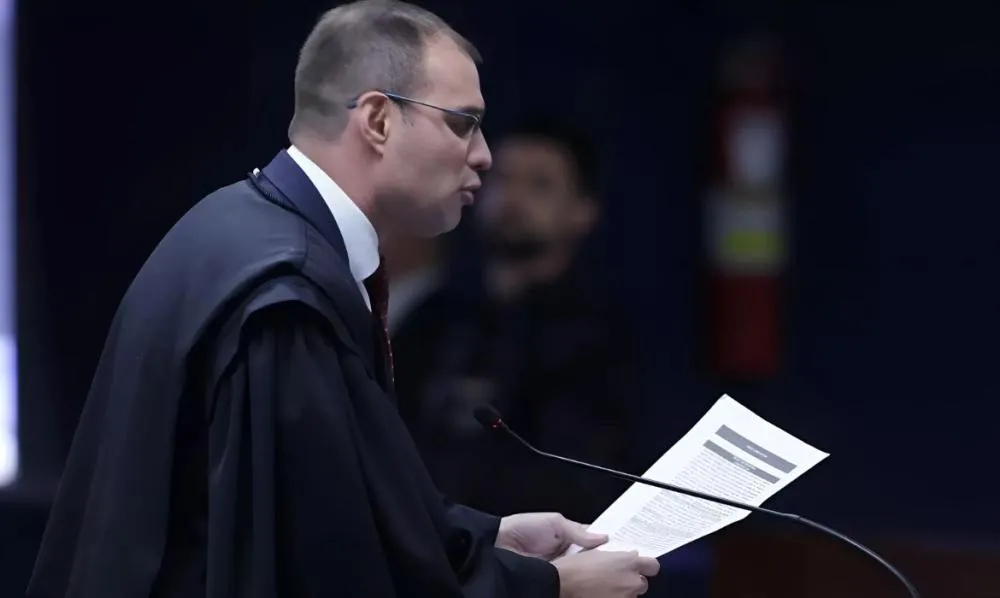 Advogado alega que ministro da Defesa atuou para 'demover' Bolsonaro da ideia de golpe