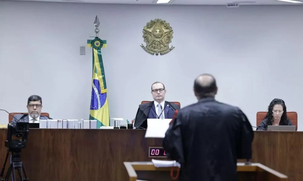 Defesa dos réus falam pela última vez e julgamento retorna na terça com votos de ministros