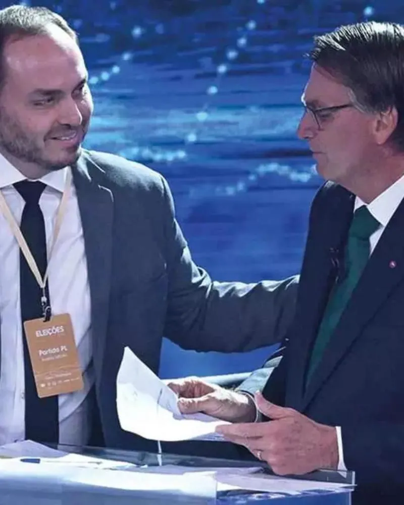 Carlos Bolsonaro diz que ex-presidente “não está bem, mas resiste”