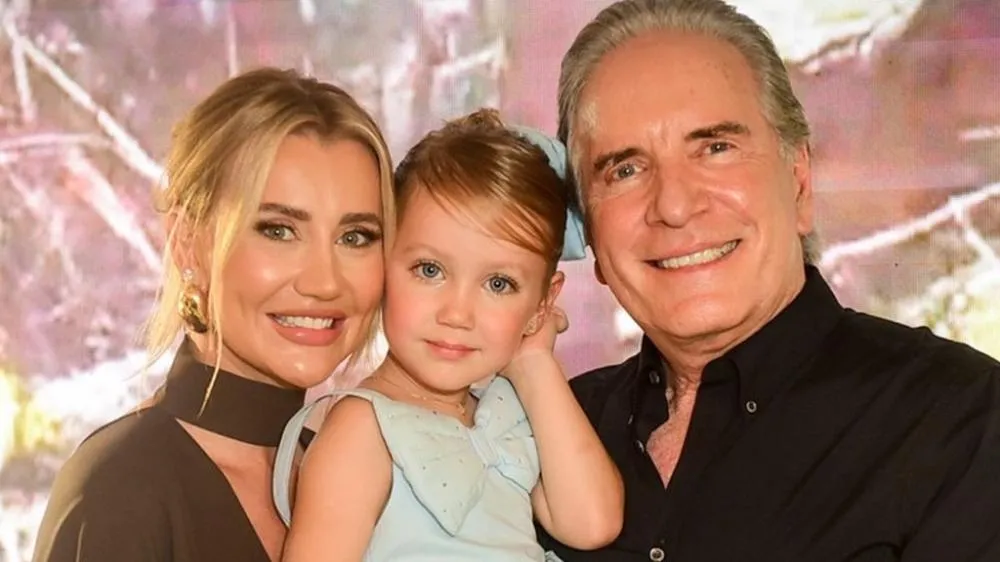 Vicky Justus diverte fãs ao chamar o pai, Roberto Justus, de ‘vovô’